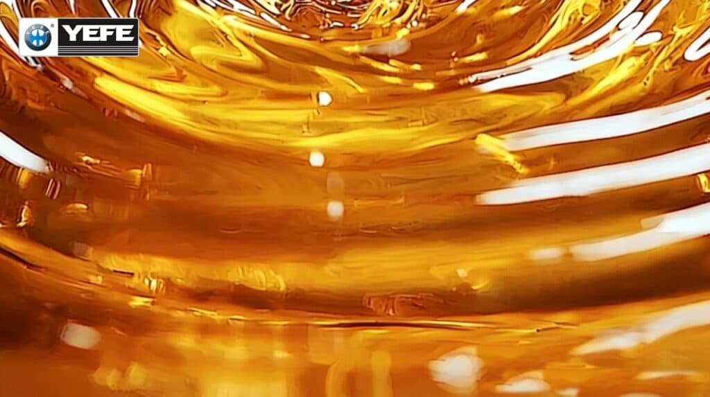 Smooth golden wave of YEFE synthetic motorcycle oil, illustrating the uniform molecular structure and high oxidation resistance of full synthetic base stocks compared to semi-synthetic blends for high-RPM and extreme heat performance.