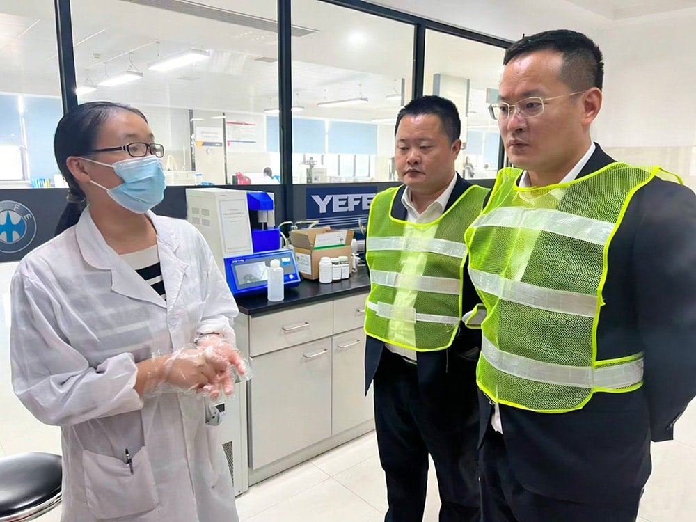 YEFE lubricant laboratory testing process, demonstrating quality control and oil performance analysis by professional engineers