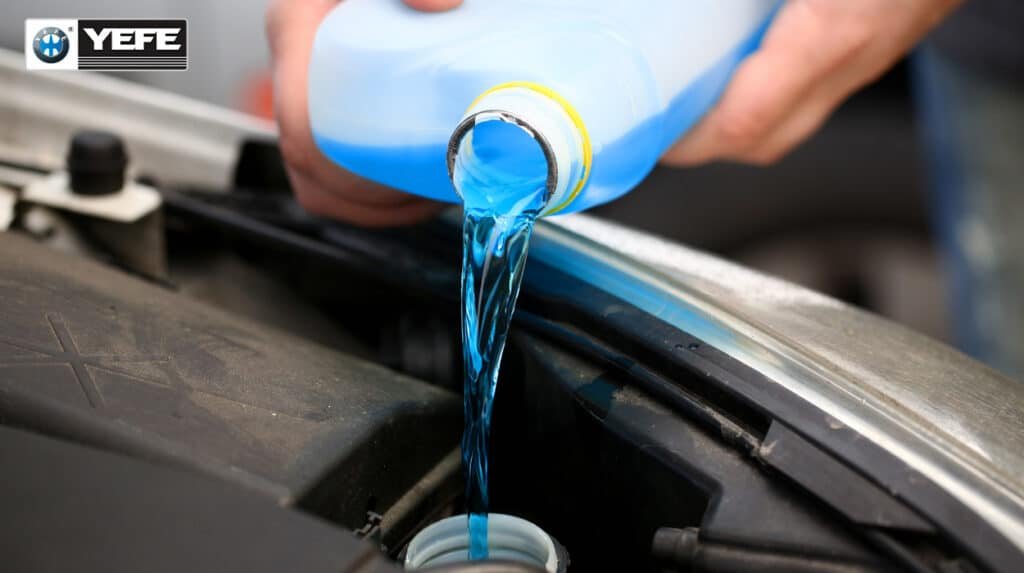 Auto maintenance pouring YEFE concentrated blue engine coolant into vehicle reservoir, guide workshops and fleet managers to mix antifreeze with distilled water at accurate 30%, 50% or 70% concentration ratio to meet climate freeze-boost protection requirements, prohibit tap water mixing to prevent scale deposits