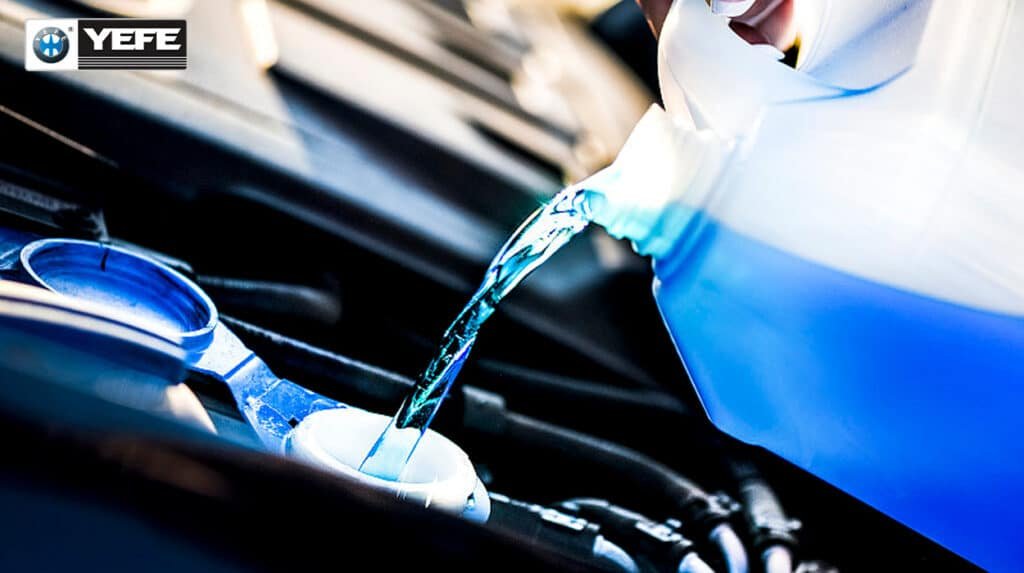 Auto maintenance pouring YEFE blue coolant into vehicle expansion tank, technical guide for mechanics to confirm existing coolant IAT/OAT/HOAT formula before refilling, mixing different coolant chemistries triggers chemical reaction, gel sludge buildup and lost anti-corrosion protection, full cooling system flush required after cross-type mixing