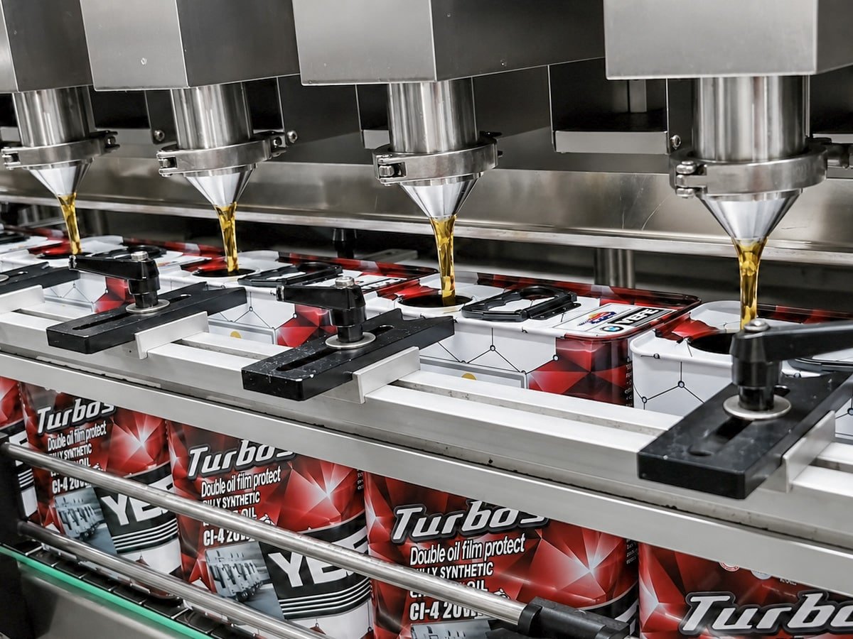 Automated production equipment filling YEFE Turbos CI-4 fully synthetic heavy-duty diesel engine oil into containers