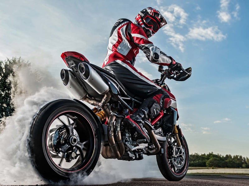 Motorcycle rider in a YEFE-branded helmet, representing high-performance motorcycle lubricant solutions